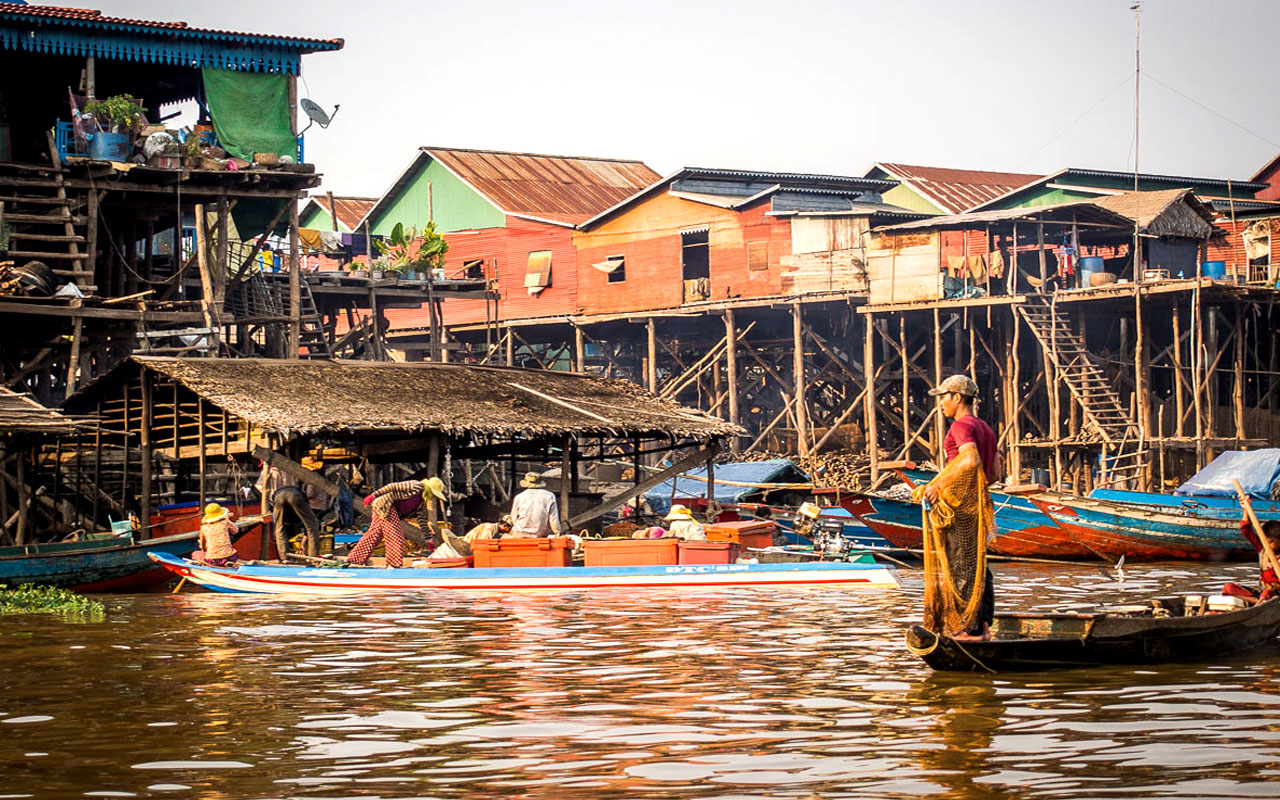 Kampong Khleang, a peaceful Cambodian village with riverside daily life and fishing activities