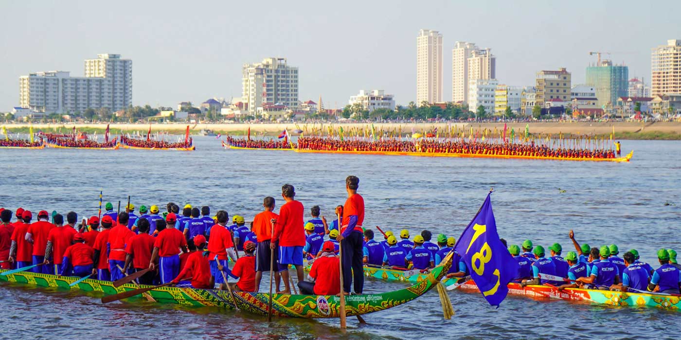 Cambodia culture tours during Bon Om Touk - Colorful boat races on Tonlé Sap River