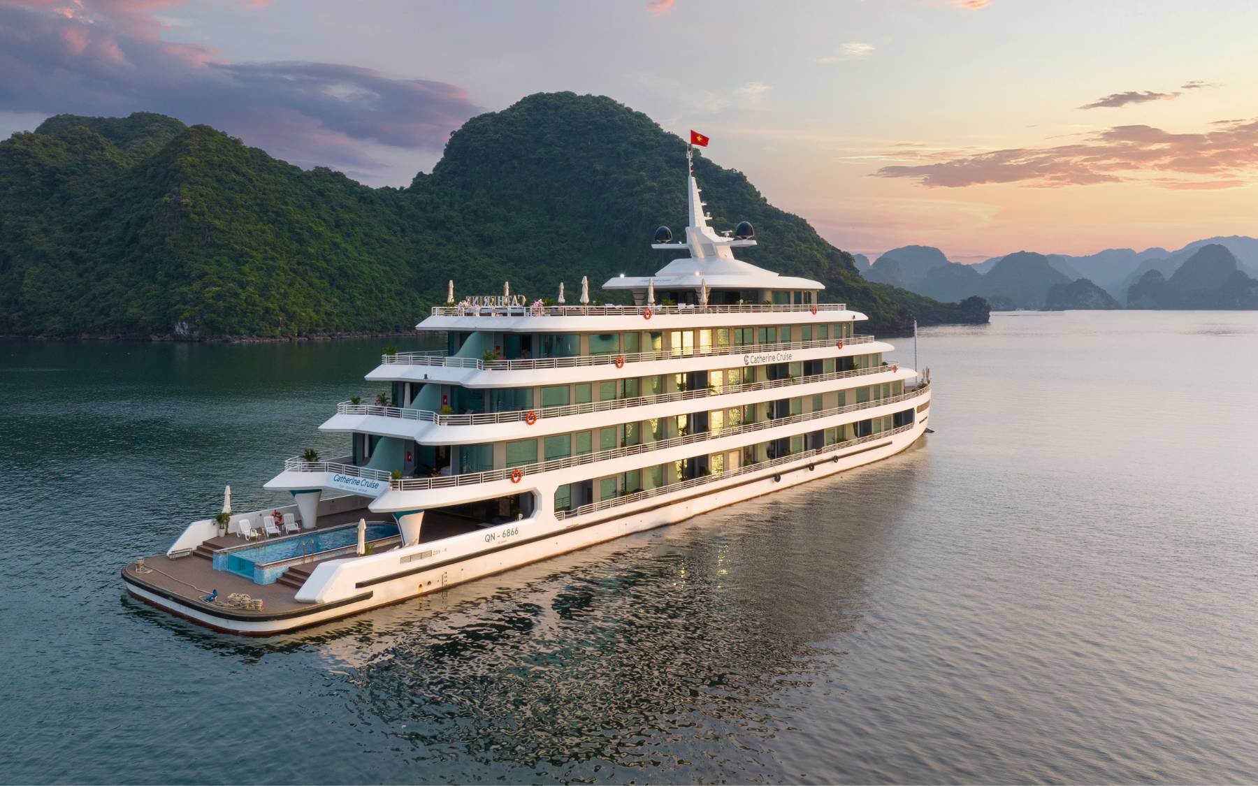 Luxury travel Vietnam in Halong Bay