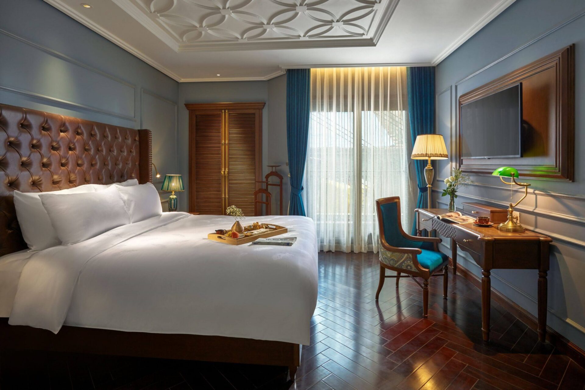 Peridot Grand Luxury Hotel - Luxury Suite spans up to 54 sqm, offering ample room for couples or families.