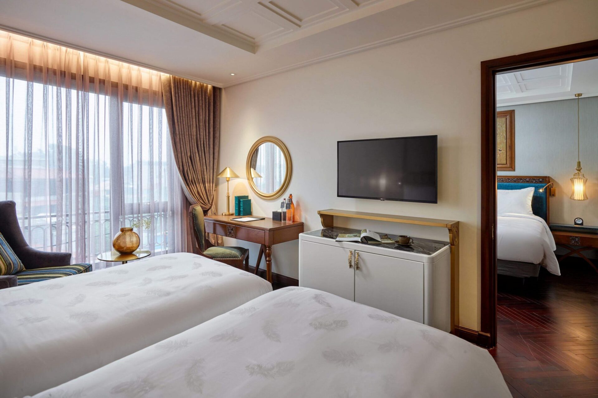 Peridot Grand Luxury Hotel - Grand Connecting Room is designed for family stays, connects two Grand Deluxe rooms, offering 56 sqm of space.