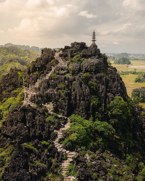 Climbing the legendary dragon-shaped staircase to Hang Mua Cave summit in Vietnam Ninh Binh