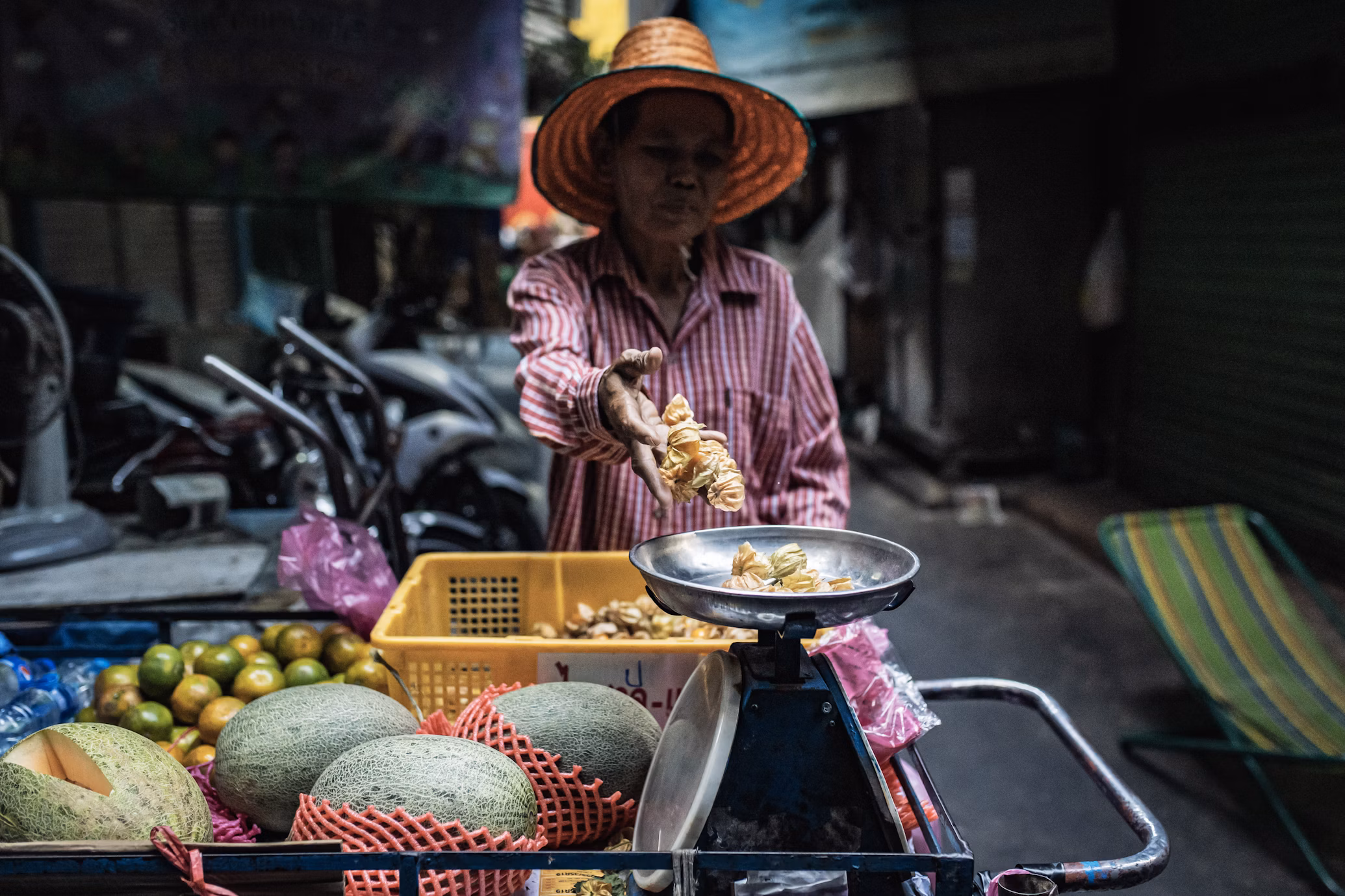 Follow the locals to get best experience in Thailan street food.