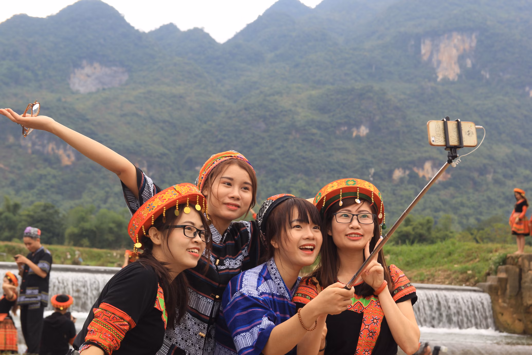 A group of friends travels together, enjoying the beautiful atmosphere at Lai Chau