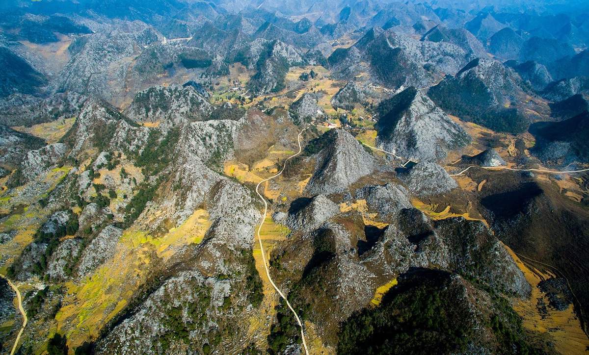 Mountain road from Ha Giang to Sapa through Dong Van karst plateau