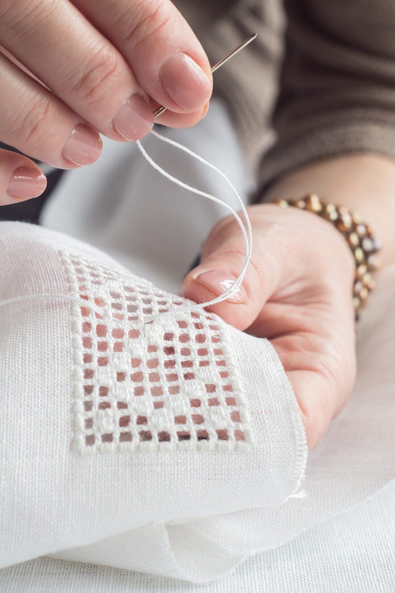 Aravinda Resort Ninh Binh guests join a hand embroidery workshop, experiencing traditional Vietnamese craftsmanship and delicate cultural heritage activities.