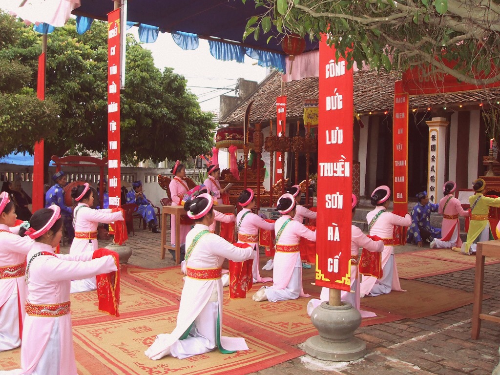Guests at Aravinda Resort Ninh Binh join a traditional festival, discovering local culture, unique customs, and authentic Vietnamese heritage.