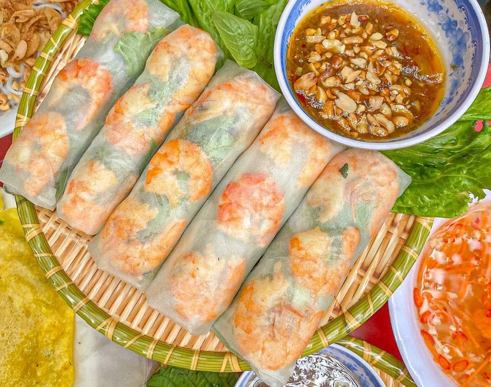 Spring rolls (gỏi cuốn) - A specialty in Vietnam in April