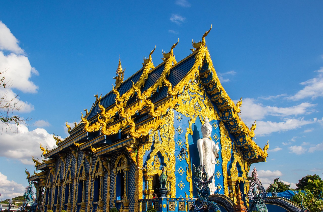 Wat Rong Suea Ten, the stunning Blue Temple in Chiang Rai for Northern Thailand travel