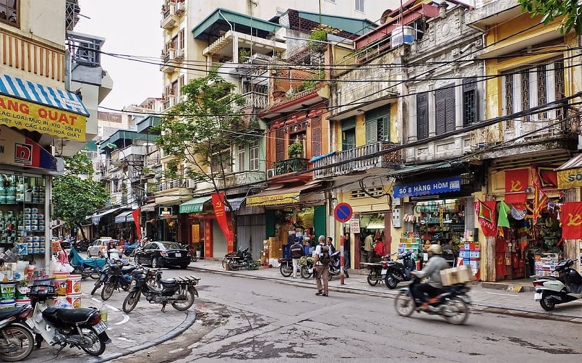 36 streets Hanoi bustling with motorbikes and street vendors