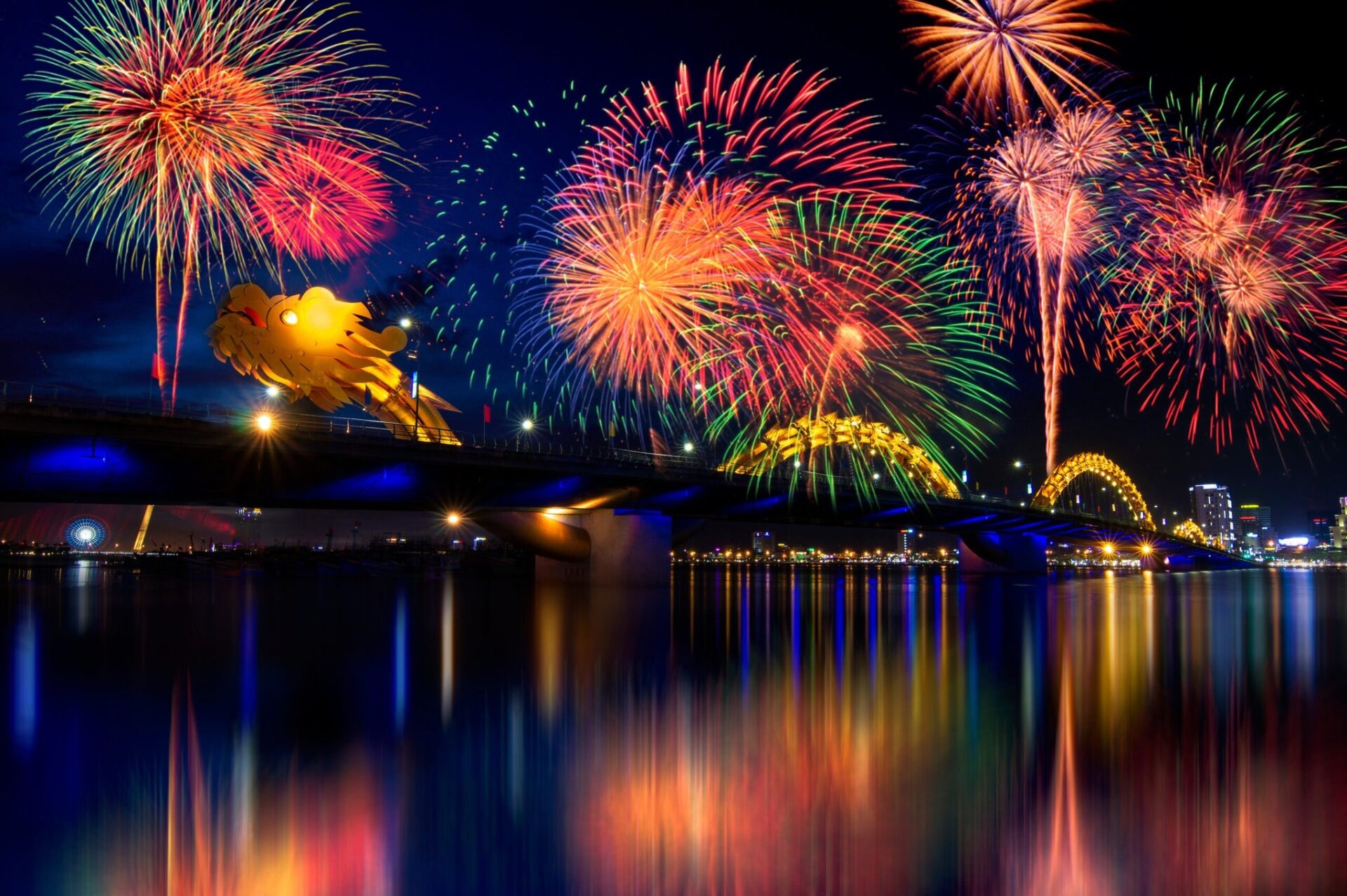 Spectacular multi-colored fireworks during the Da Nang International Fireworks Festival, indicating the best time to visit Da Nang for major events