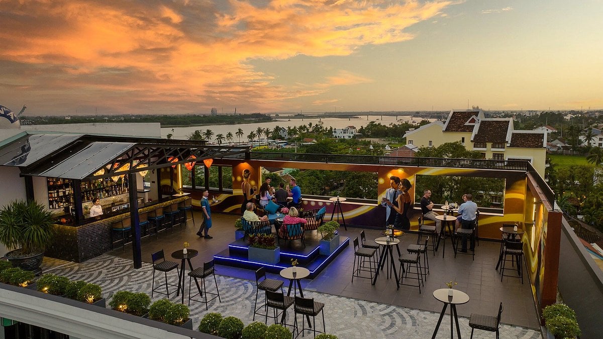 Listening to Live Music in a Riverside Bar - One of the best things to do in Hoi An