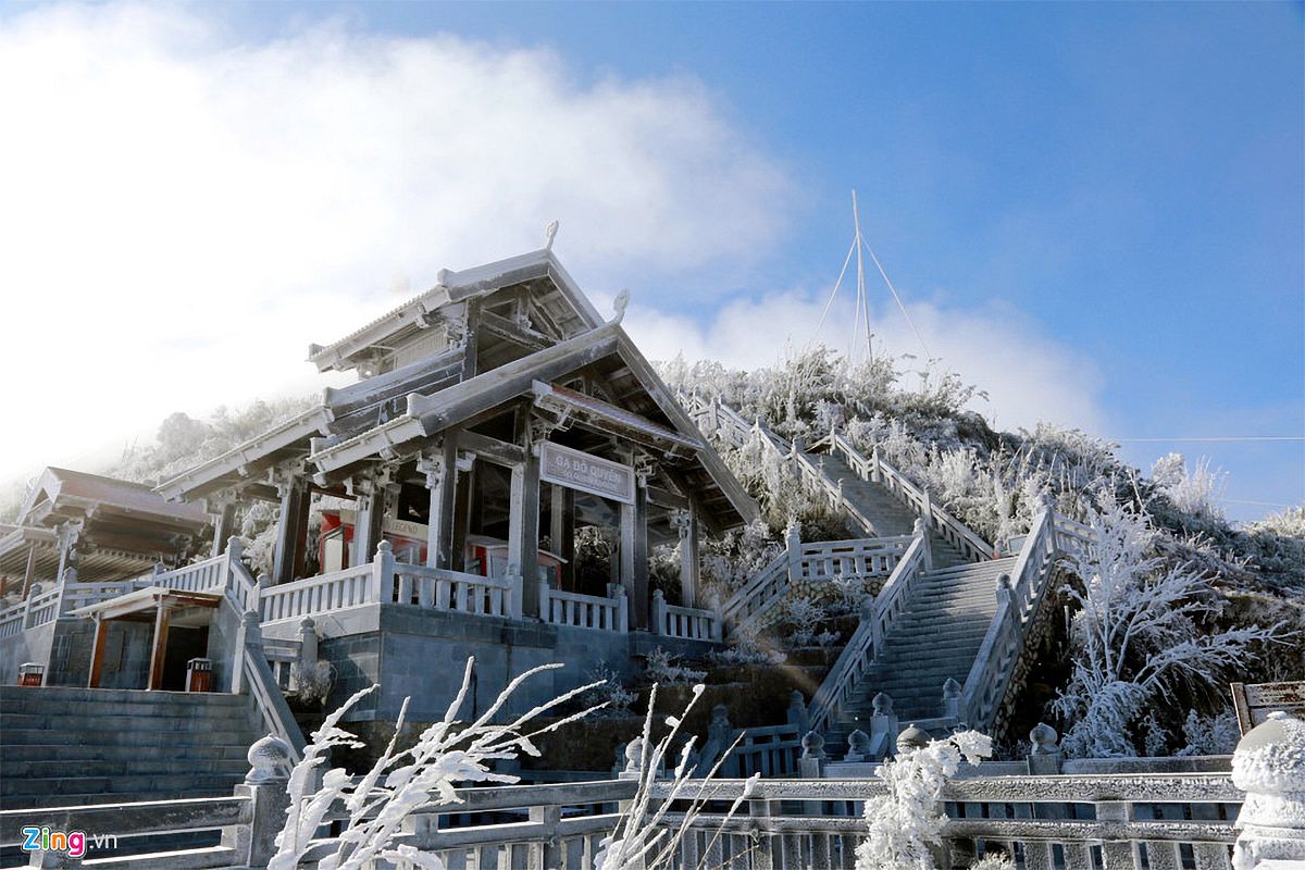 Fansipan Peak in winter, which is one of the times to visit Vietnam Sapa