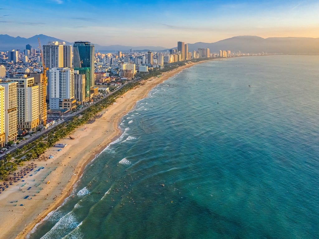 My Khe Beach during the bright summer months, indicating the best time to visit Da Nang for beach activities
