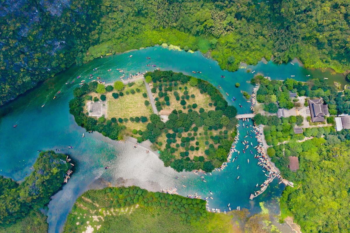 Trang An Scenic Landscape Complex, crowded with tour boats, highlighting a popular activity during the best time to visit ninh binh