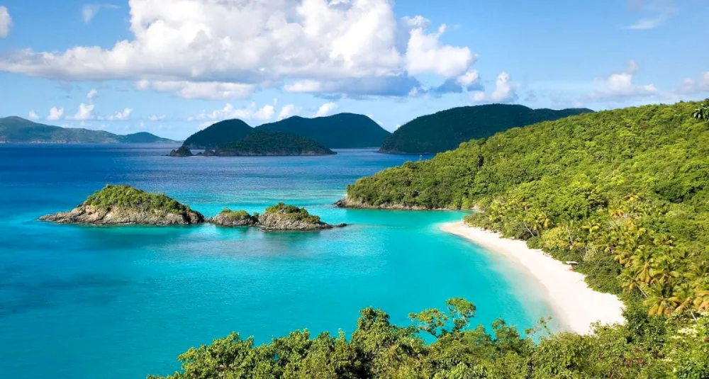 Panoramic view of a stunning turquoise bay, representing the beauty of the South Island & An Thoi Archipelago near the best resort in Phu Quoc 