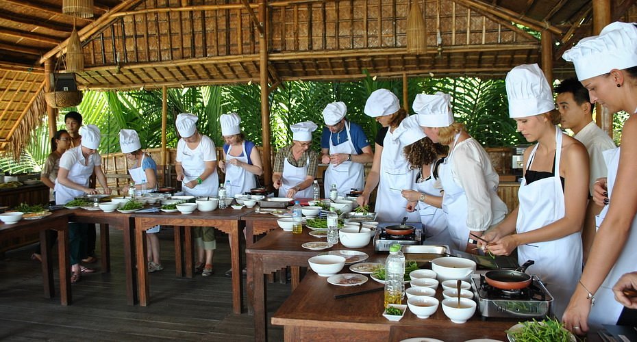 A group of tourists during a cooking class hoi an experience