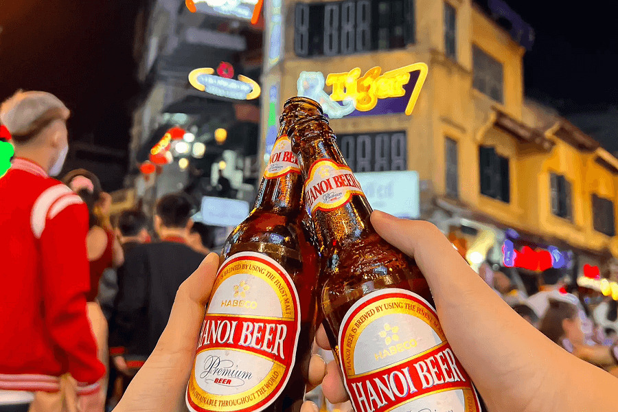 Hanoi Beer on Ta Hien Street (Beer Corner), capturing the lively nightlife atmosphere of the Hanoi Old Quarter