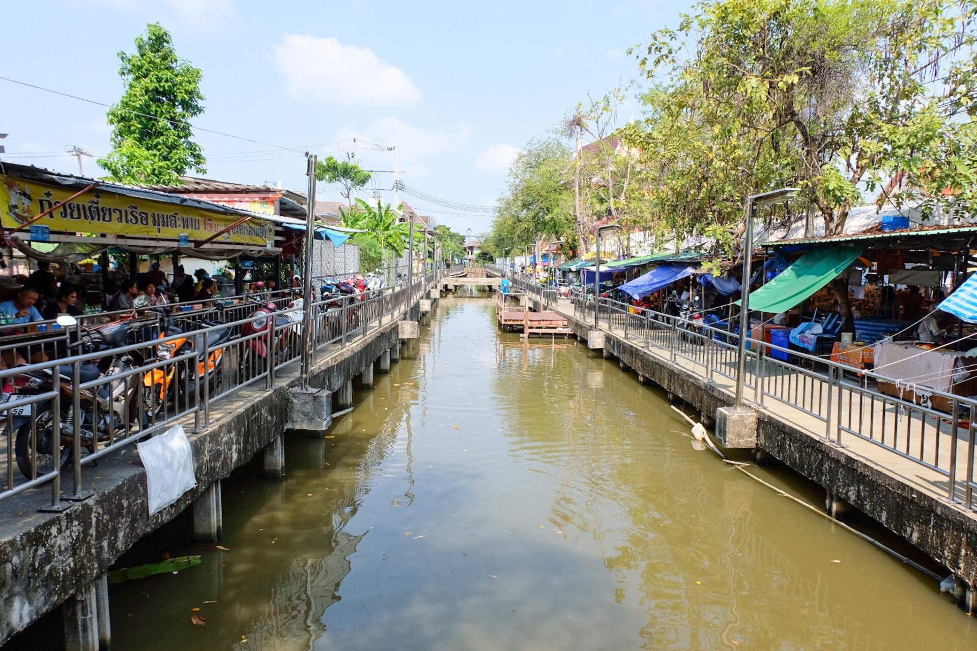 Bang Nam Phueng Floating Market - A floating market in Bangkok