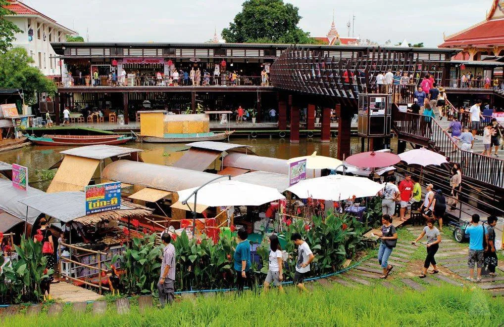 Kwan Riam Floating Market - A floating market in Bangkok