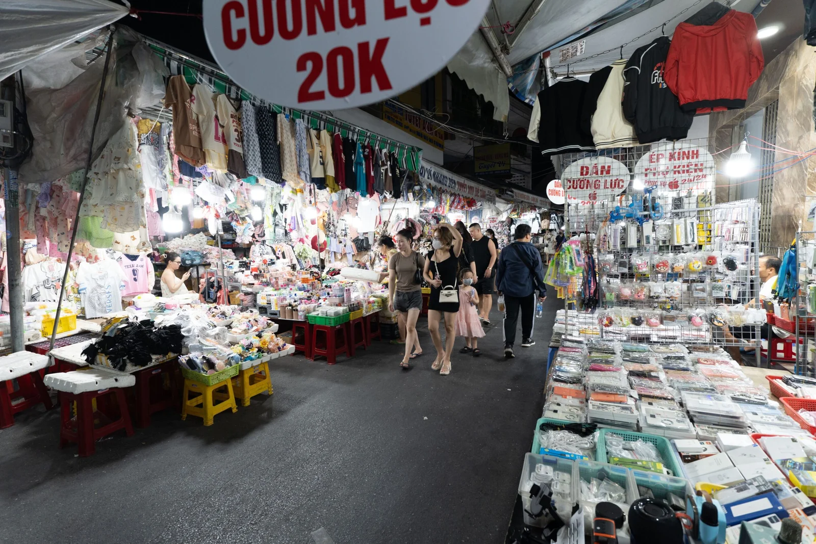 Le Duan Night Market Da Nang with budget shopping stalls at night.