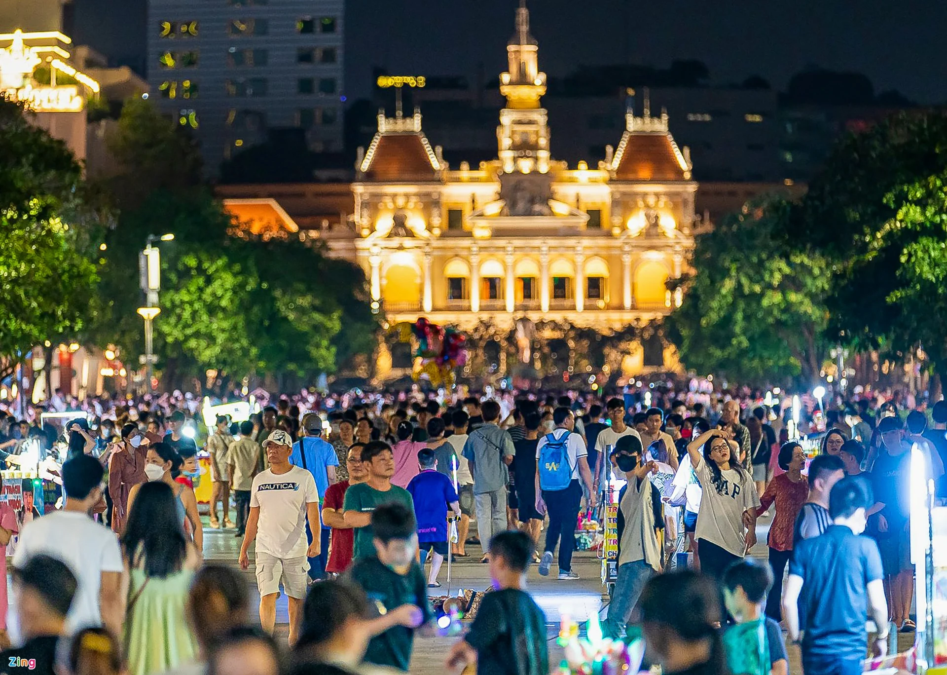Night crowds highlight 2 days in ho chi minh city.
