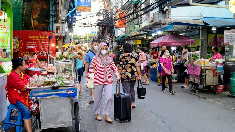 Phetchaburi Soi 5 - A famous food court for Bangkok food tour