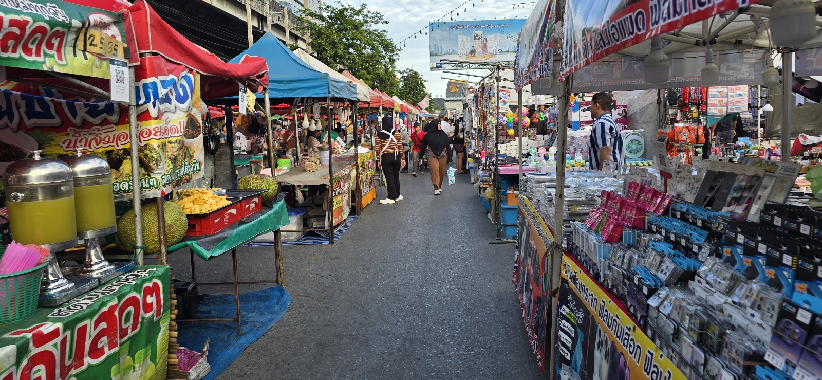 Ratchawat Market and Sriyan Market - A famous food court for Bangkok food tour