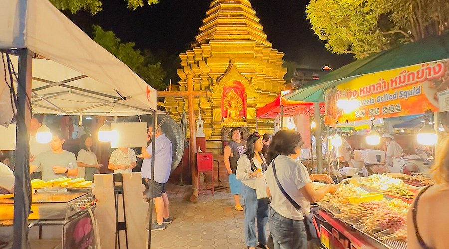 Sunday Night Market - A must-visit place in Chiang Mai night market