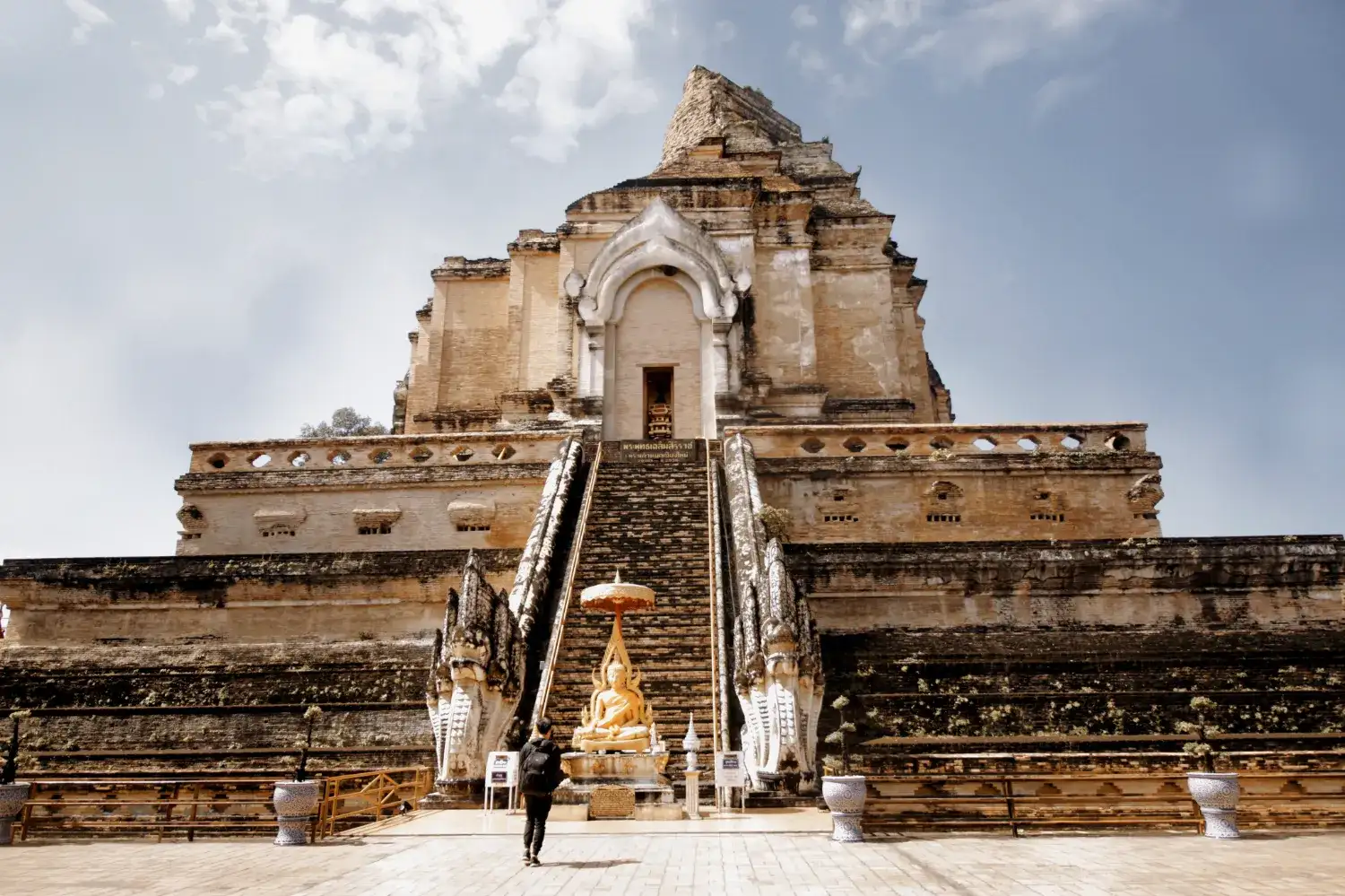 Wat Chedi Luang, a key historical stop on any city tour chiang mai