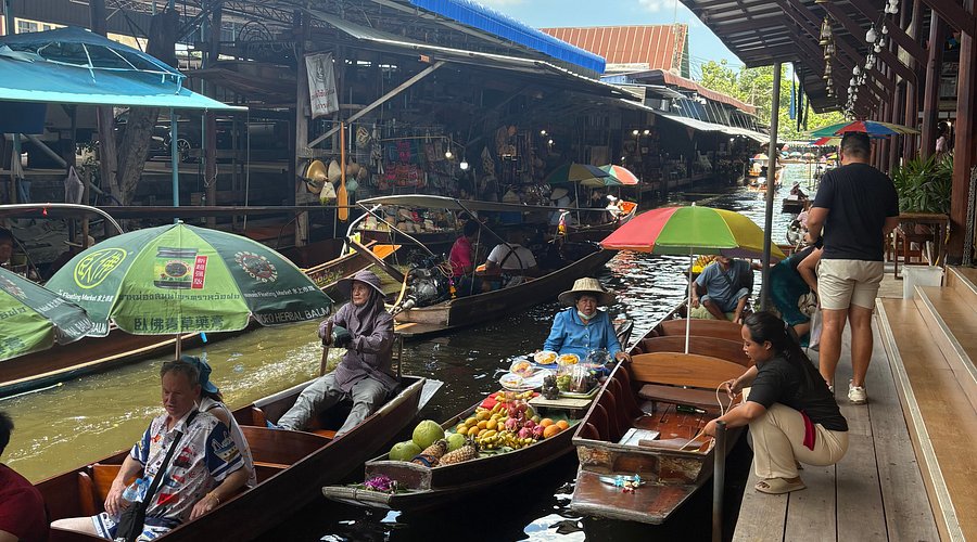 Wat Sai Floating Market - A floating market in Bangkok