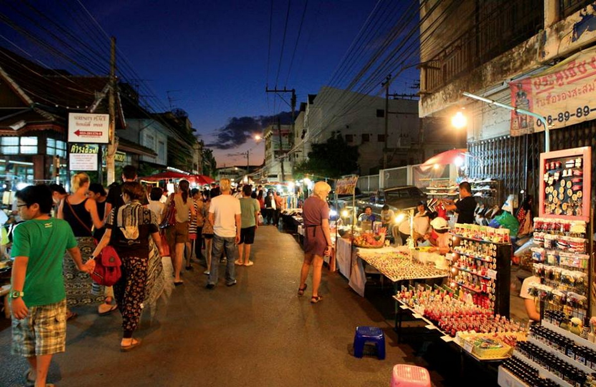 Wua Lai Walking Street - A must-visit place in Chiang Mai night market