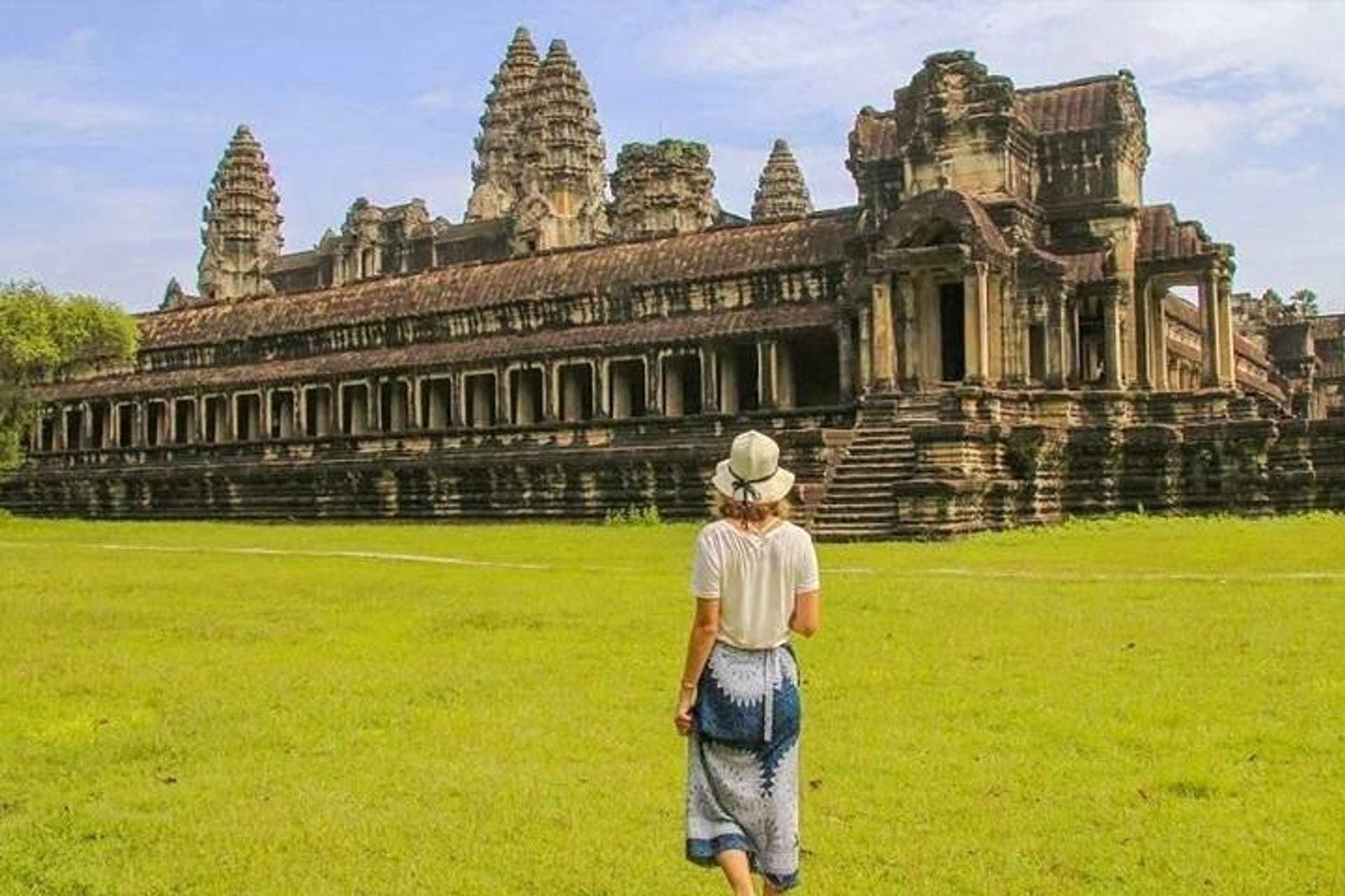 Angkor Wat tours walking toward ancient temple