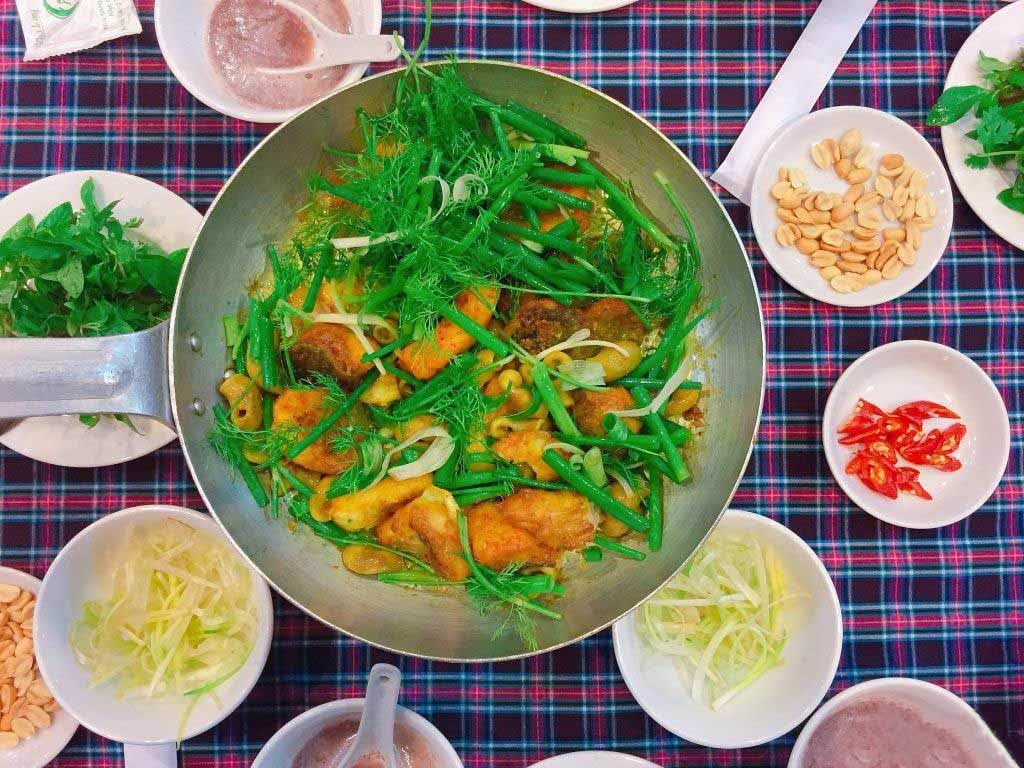 A hot pan of sizzling Cha Ca La Vong, a famous culinary experience on hanoi day tours