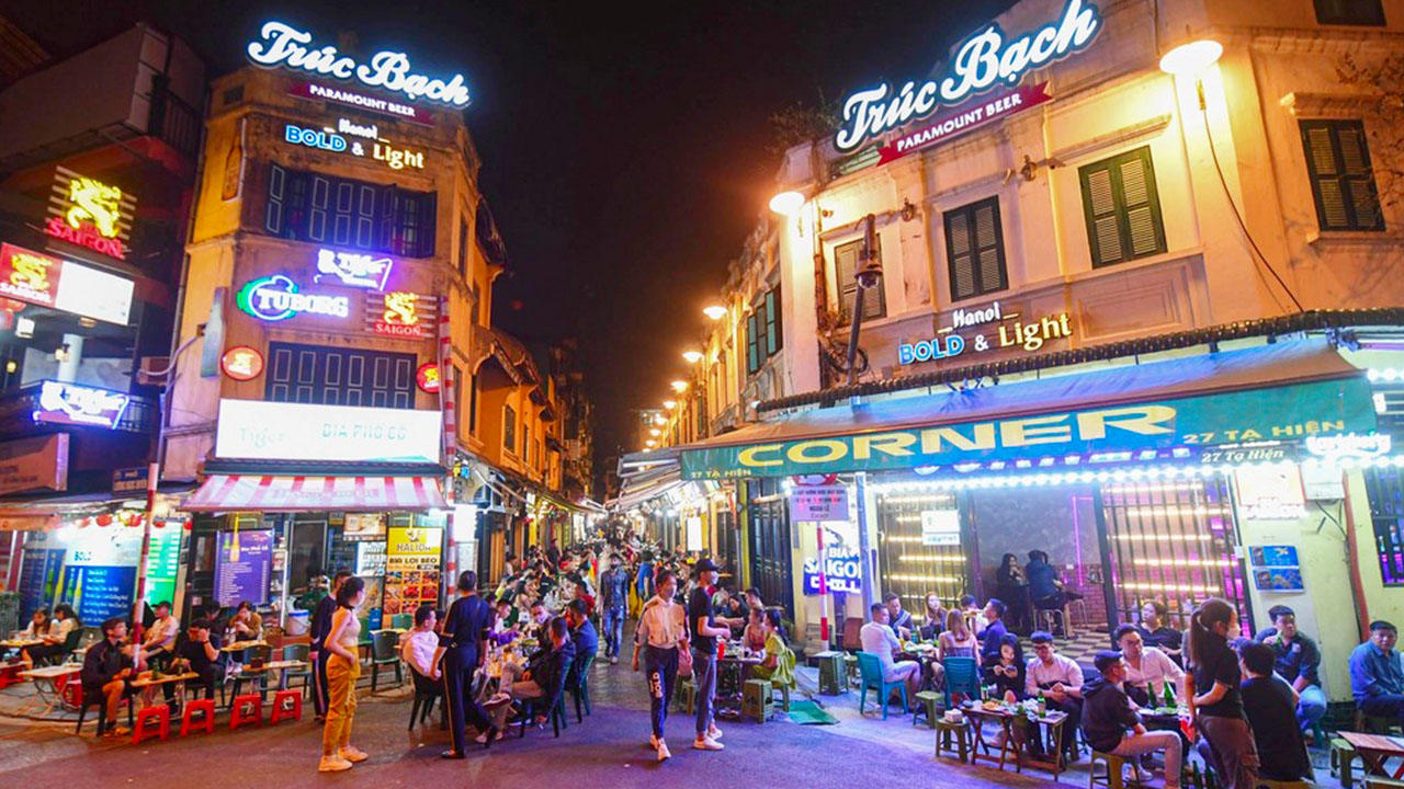 Geographical Location of Beer Street Hanoi: Corner of Ta Hien Street in Hanoi's Old Quarter with the 'BIA PHỐ CỔ' sign, confirming its central location near Hoan Kiem Lake.