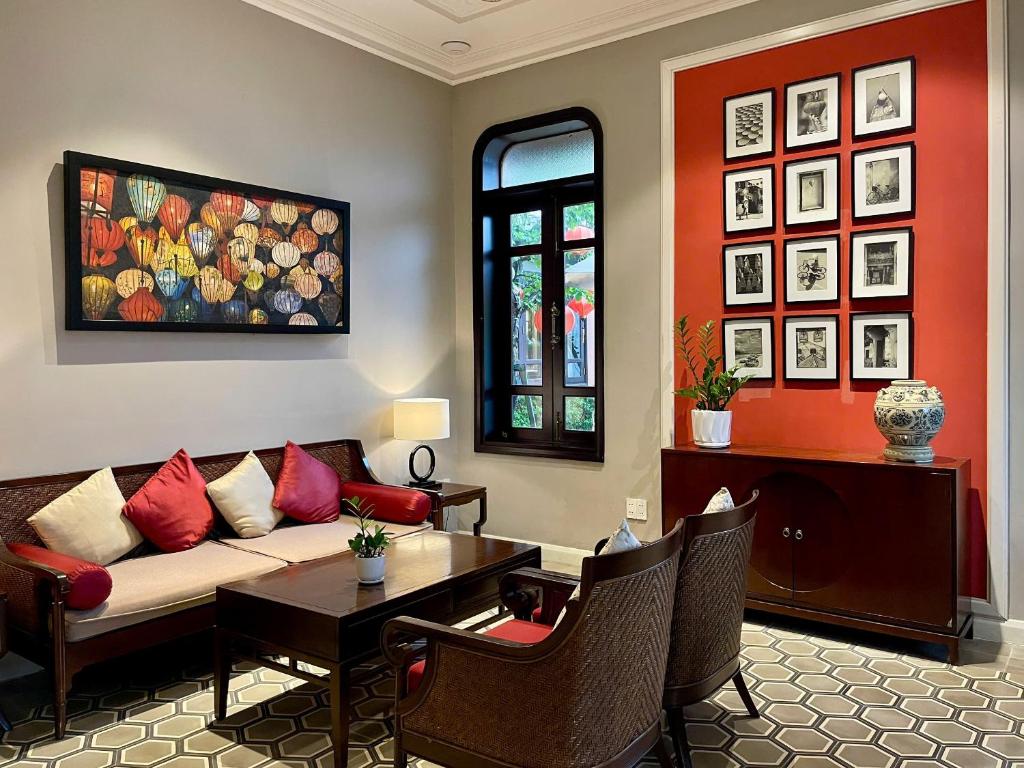 Allegro Hoi An stylish sitting area with lantern artwork decor