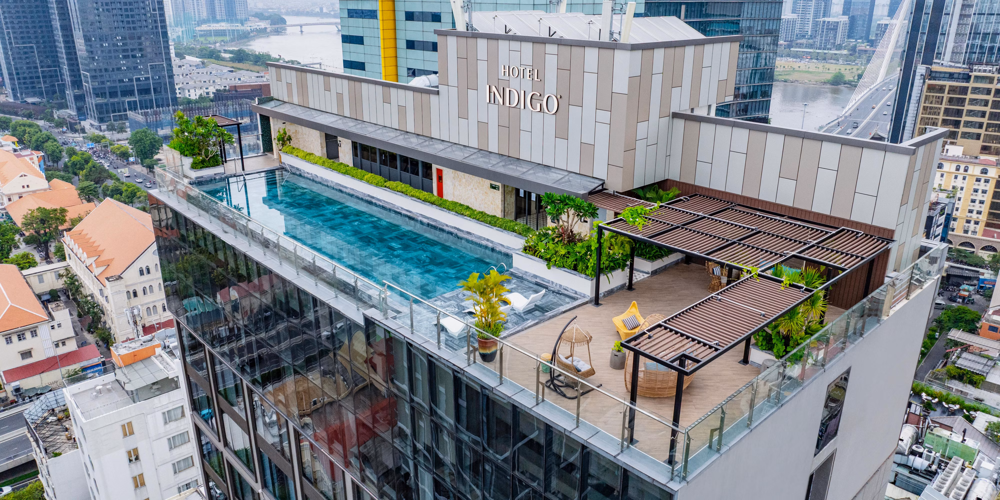 Rooftop infinity pool in Hotel Indigo Saigon The City
