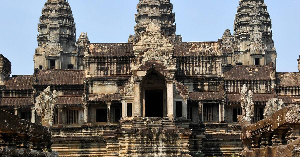 Wat Banan is an Angkor-era temple located on a hilltop near the Sanker River, close to the Bambu Battambang Hotel, which you can experience during your stay there.