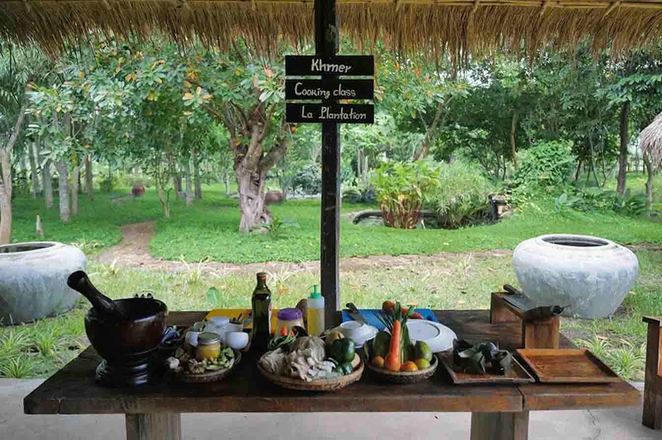 La Plantation Kep hosts cooking classes where participants learn to prepare traditional Khmer dishes