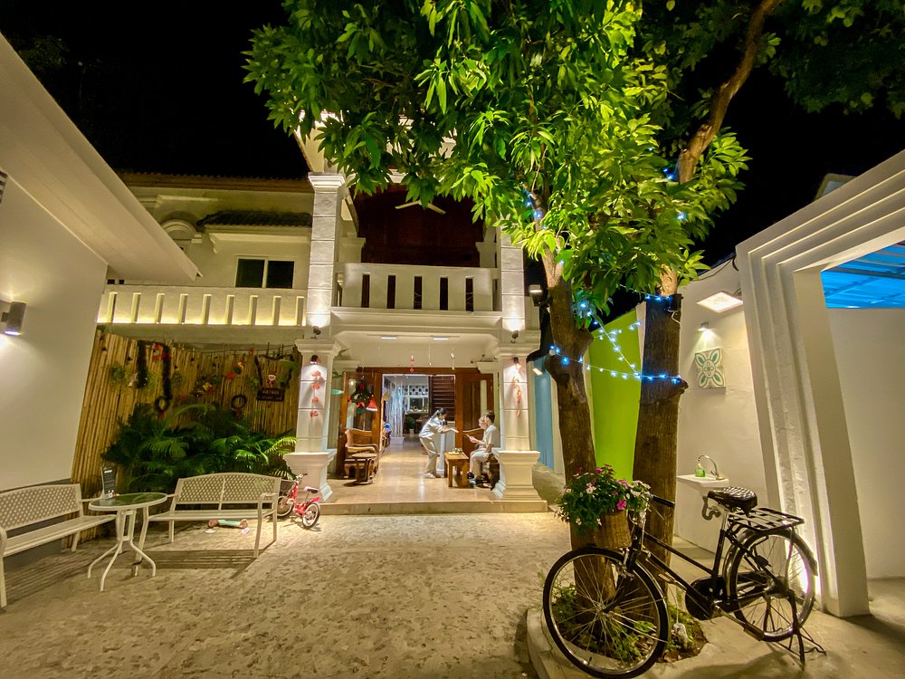 Muni Residence & Spa boasts a modern style that harmonizes with the local context, along with a warm and welcoming atmosphere.