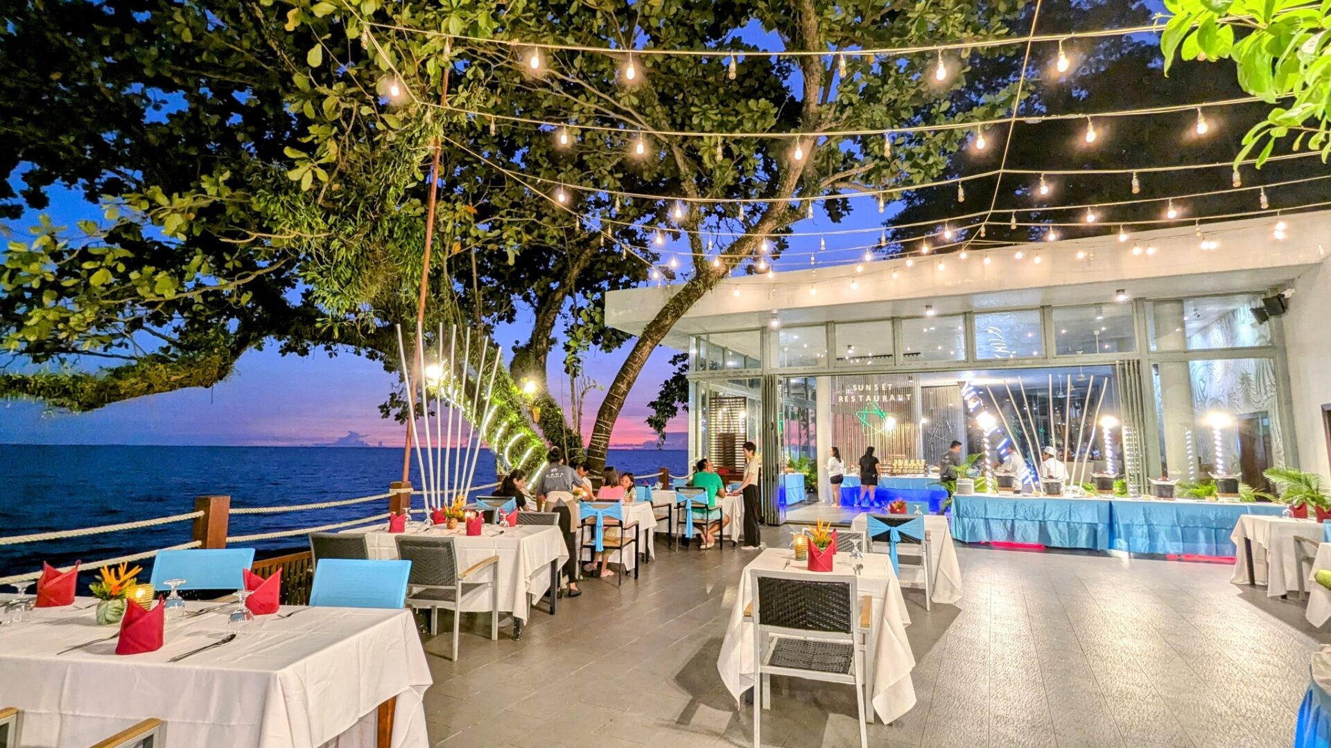 Seaside lounge and café area at Independence Hotel by Dara with relaxed seating and ocean views
