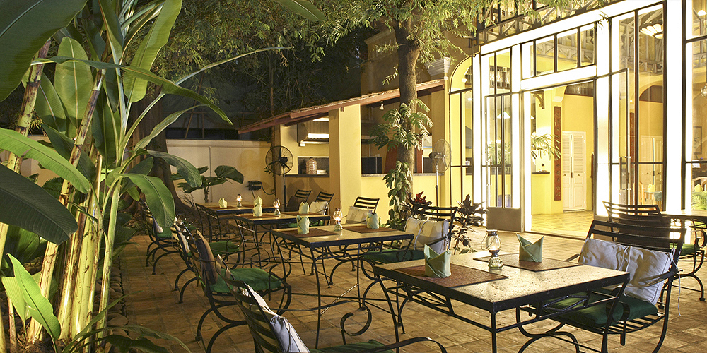 La Villa Battambang's restaurant and bar are located at the back of the villa, covered by a glass roof designed in the 1900s.
