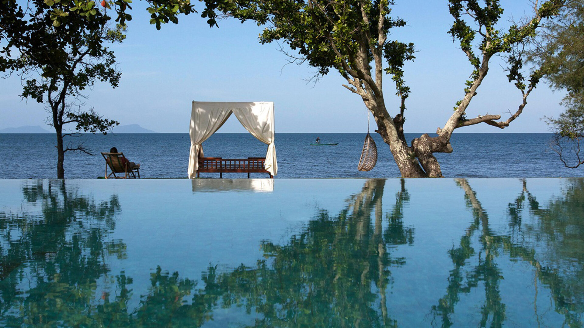 Central to the Knai Bang Chatt Resort & Spa’s identity is the namesake circular infinity pool