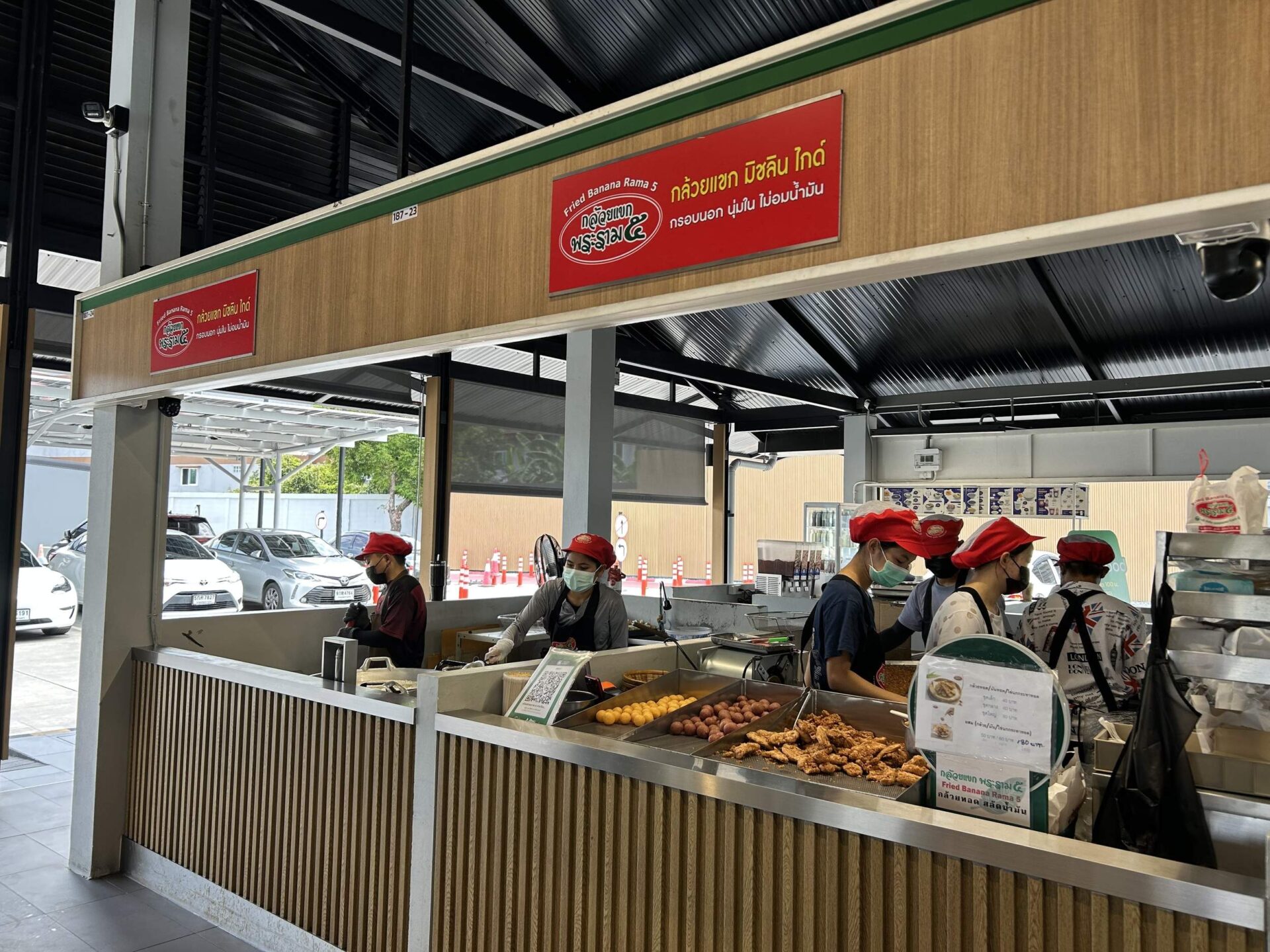 Fried Banana Rama 5 stall at Bangkok Street Food MICHELIN Restaurants, modern market setting experience
