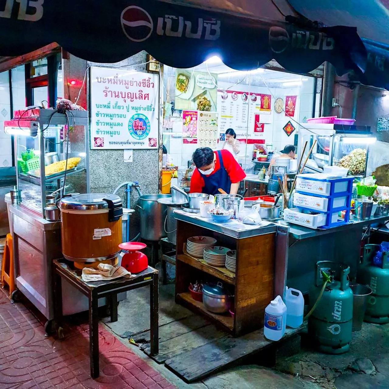 Bunloet street stall in Pom Prap featured among Bangkok Street Food MICHELIN Restaurants, local atmosphere