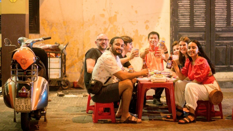 Hoi An Foods Tour by Motorbike with Tastings and Dinner