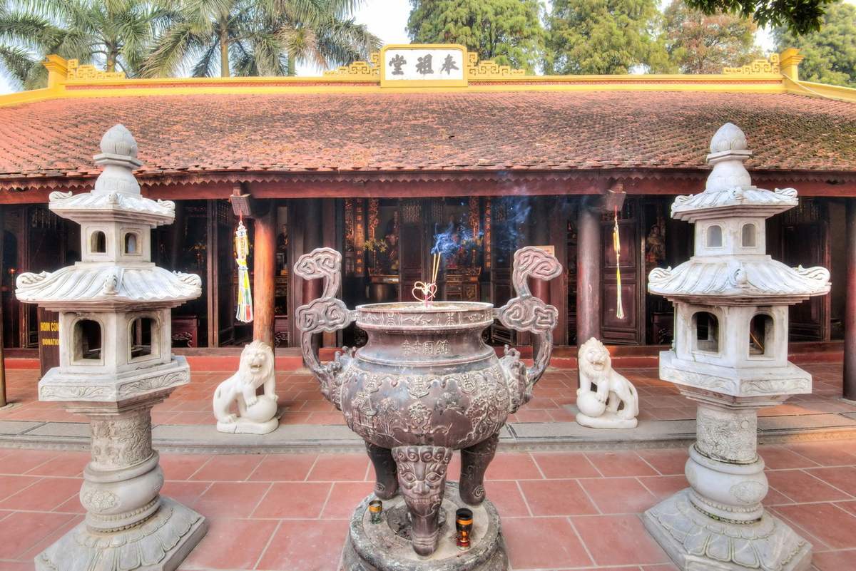 The main hall and the incense burning house are located in the corridors on either side of the front hall, where a large incense burner is placed for people to burn incense.