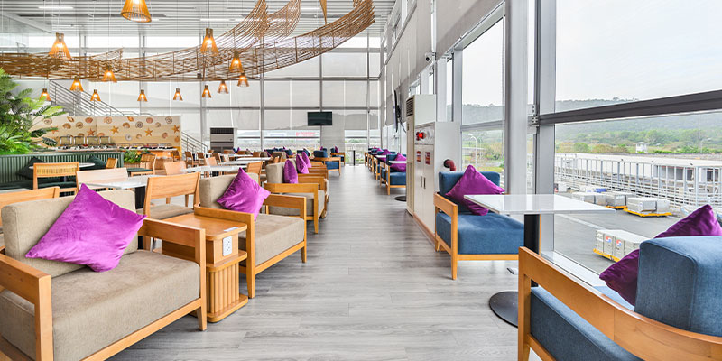 The Hoa Sim Business Lounge at Phu Quoc Airport is well-equipped and comfortable, featuring a luxurious design style.