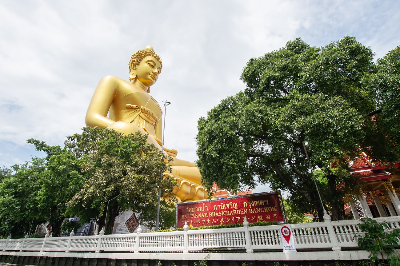 Wat Paknam Bhasicharoen - One of the must-see pagodas in Thailand