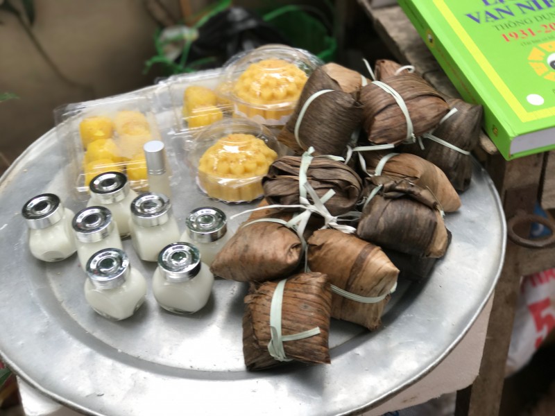 Souvenirs At Duong Lam Ancient Village 